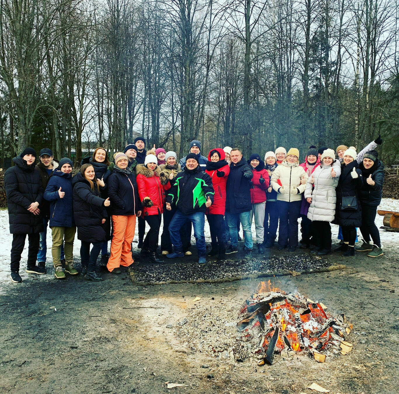 Отважная команда перед хождением по углям